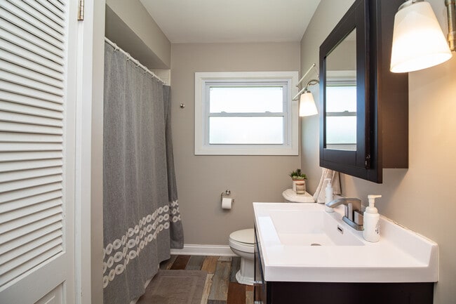 Building Photo - 597 Nash Rd