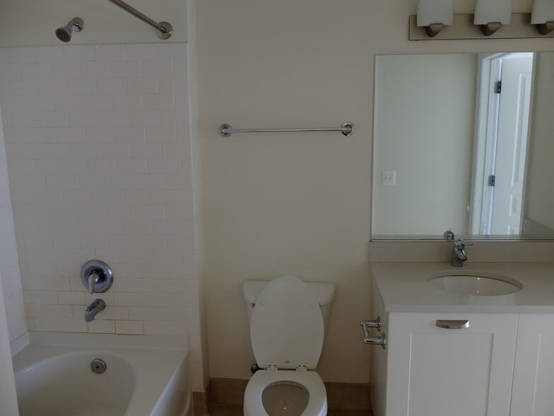 Building Photo - 2451 Midtown Ave