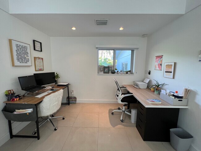 Building Photo - 9840 SW 69th Ave