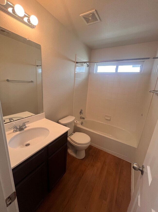 Building Photo - Blanco Vista 3 bed 2.5 bath