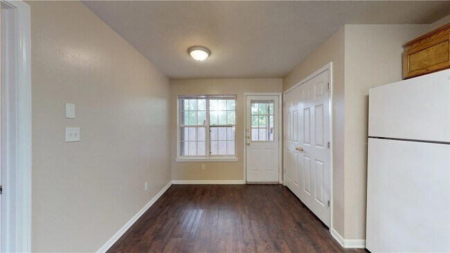 Building Photo - 1511 Hollow Hill Dr