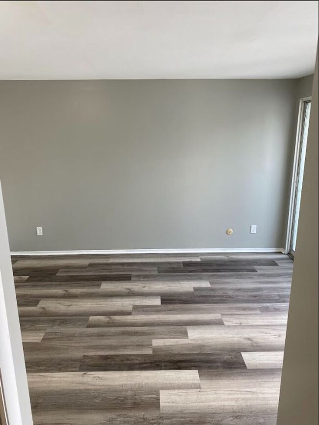 Building Photo - Renovated townhome! 3 beds, 2 baths, best ...