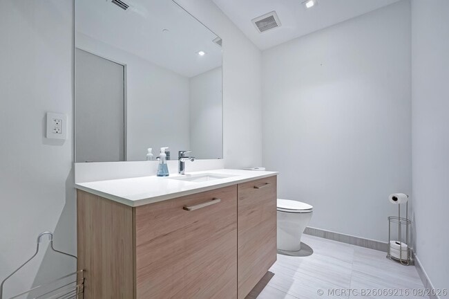 Building Photo - 5000 Island Estates Dr