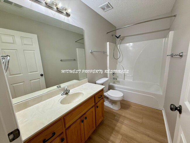 Building Photo - 3 Bedroom Ranch No Steps! | Midwest Property Resources, LLC