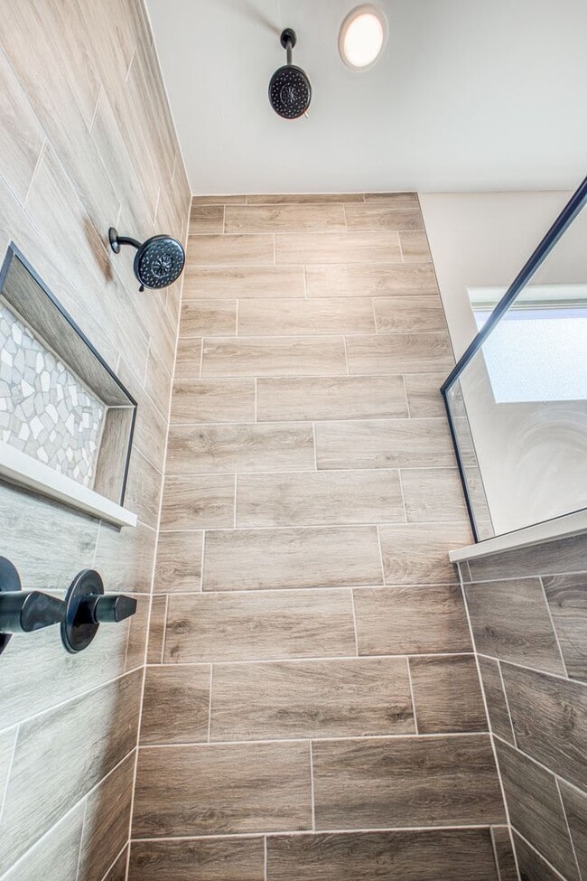 Building Photo - Beautiful East side House 4 bed-2.5 baths, part of The Overlook Casa Club that includes Swimming ...