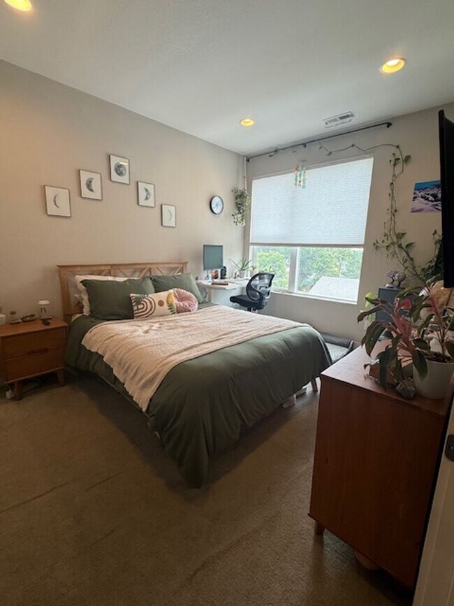 Building Photo - Modern 3 bed, 3.5 bath Townhome Blocks fro...