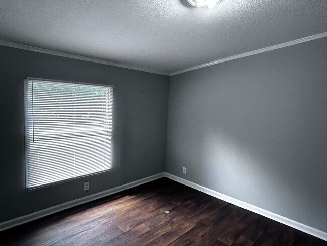 Building Photo - Large modular home four bedroom in Mt. Jul...