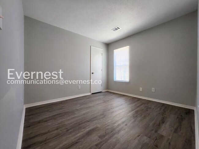 Building Photo - 3 Bed, 2 Bath Home with Fenced Yard / Pet-Friendly / Coming Soon!