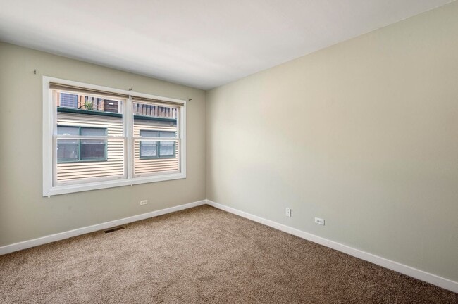 Building Photo - SOUTH LOOP - Gorgeous 3BD/2BTH Townhouse in gated community!