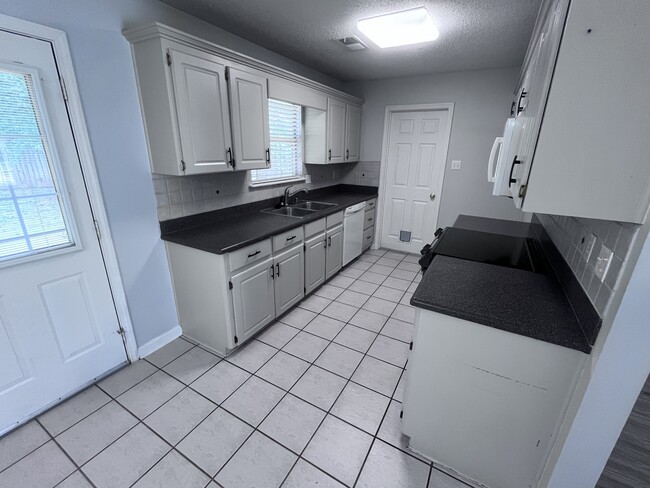 Building Photo - 33 Shaded Oaks Dr