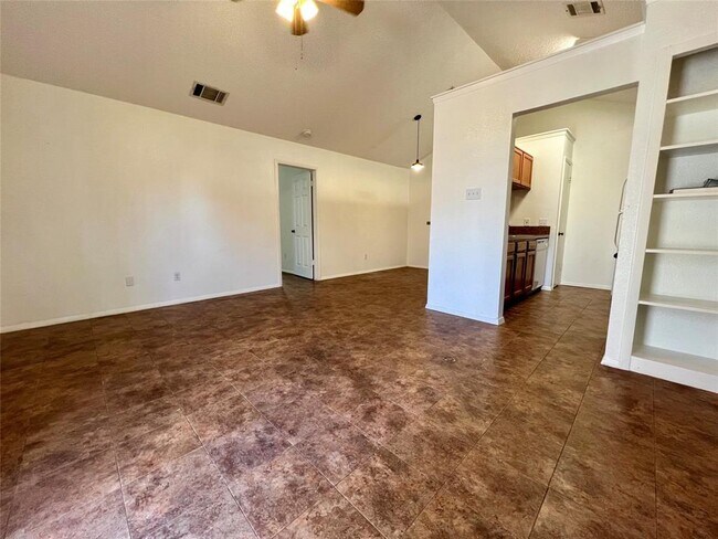 Building Photo - 112 S Mockingbird Ln