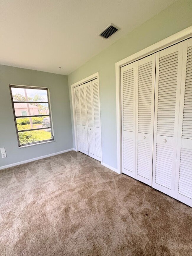 Building Photo - Stylish Seminole Condo with Private Garage in Chateaux de Bardmoor 55+ Community