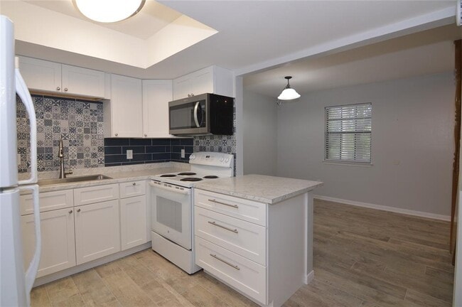 Building Photo - 8912 Circle Dr
