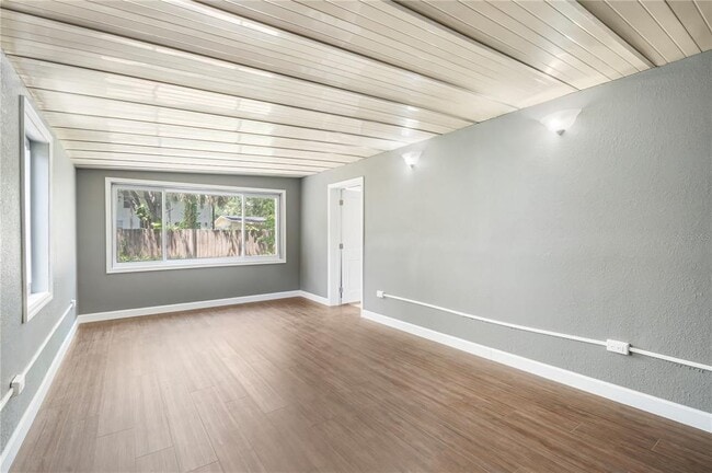 Building Photo - 4715 W Knights Ave