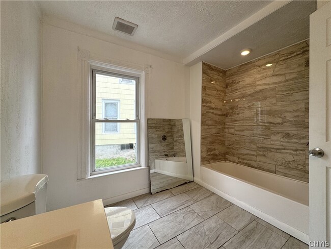 Building Photo - 318 W Hoard St