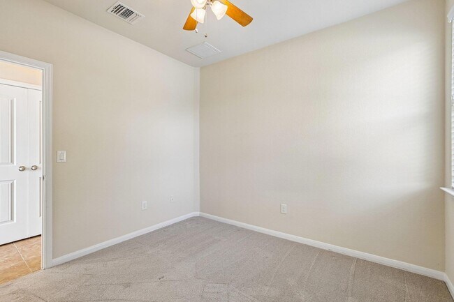 Building Photo - 711 Rolling Oak Dr