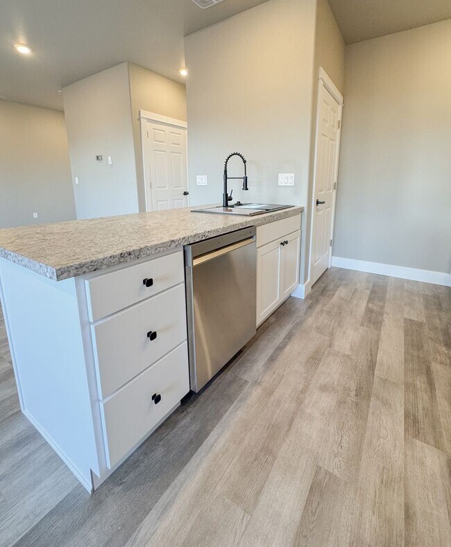 Building Photo - Pet Friendly 2 bed/ 2 bath unit at Soldier...