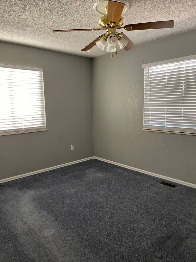 Building Photo - 3 bedroom 1.5 bath with a Large Detached Garage