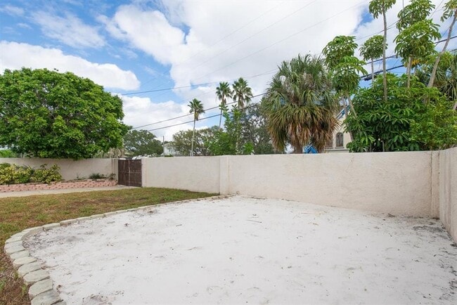 Building Photo - 907 Narcissus Ave