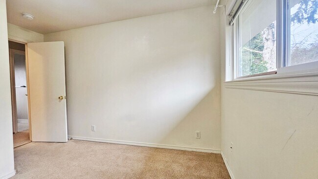 Building Photo - Charming 3 Bed 1.25 Bath Home in Skyway with a great view of Mt Rainier