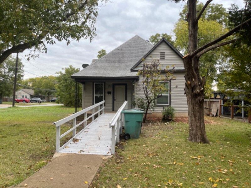 Building Photo - 534 E Sycamore St