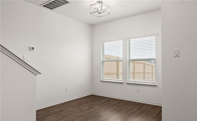 Building Photo - 3 bedroom 2.5 bathroom townhome!
