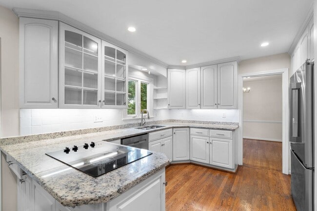 Building Photo - 5 Bed 3 Bath - Rockville Colonial - Update...