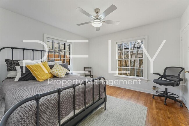 Building Photo - 933 E 56th St