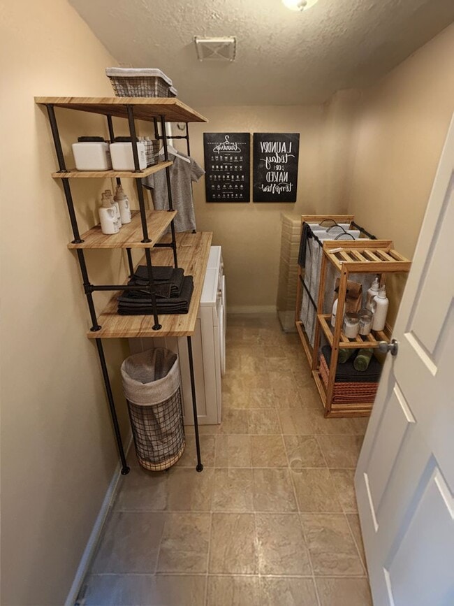 Building Photo - WELL MAINTAINED HOME IN FAIR OAKS COMMUNIT...