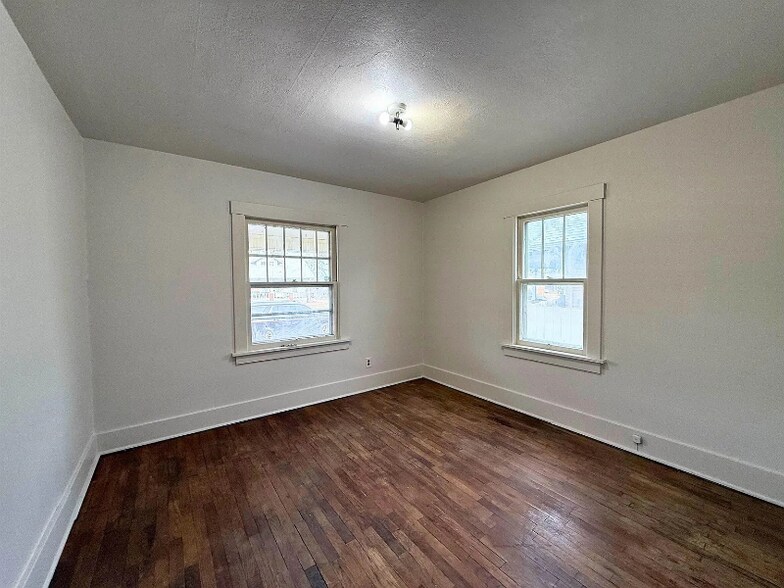 Building Photo - 904 E Ash St