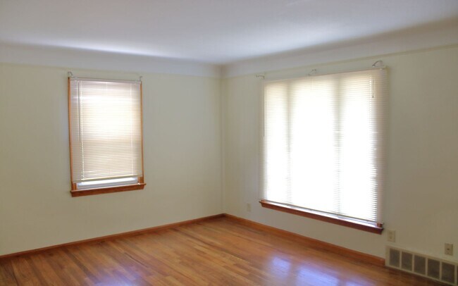 Building Photo - 3 Bed 1.5 bath Single Family Home