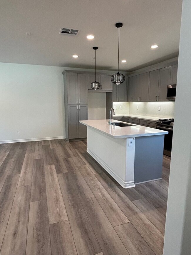 Building Photo - Bright Four-Bedroom Townhome in Whittier and Walkable Palm Park