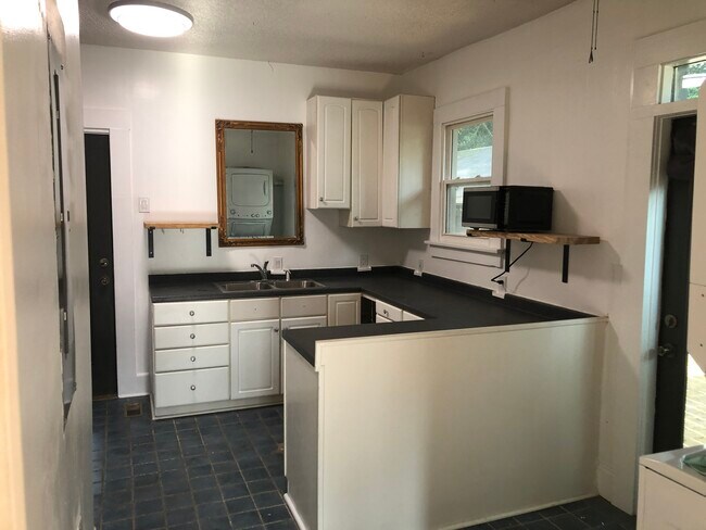 Building Photo - 1104 Hogan St