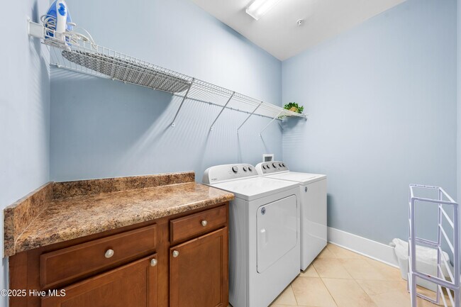 Building Photo - 2537 St James Dr SE