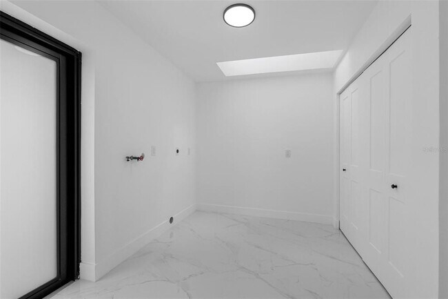 Building Photo - 520 115th Ave