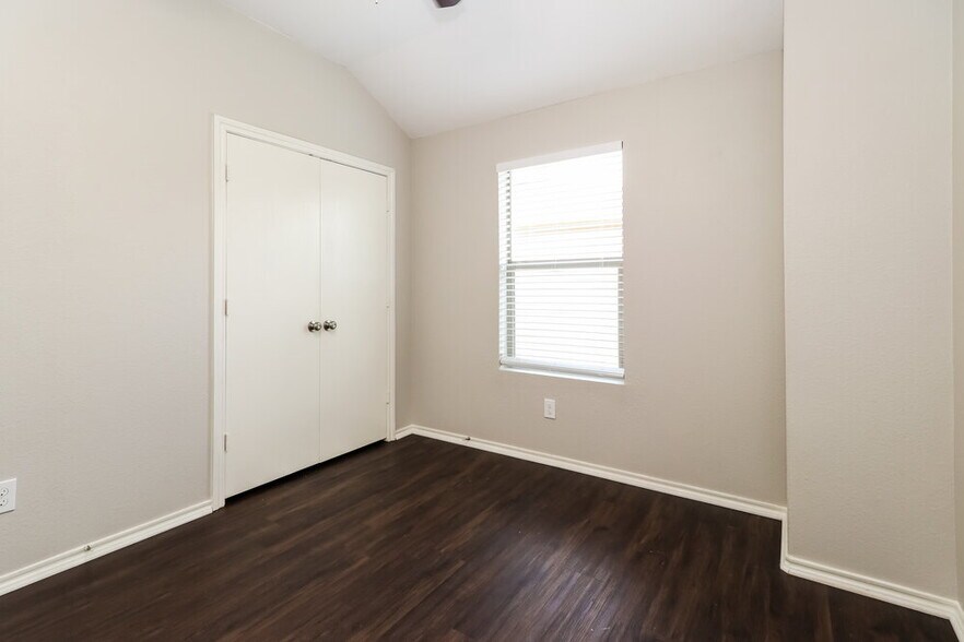 Building Photo - 823 Lovebug Ln