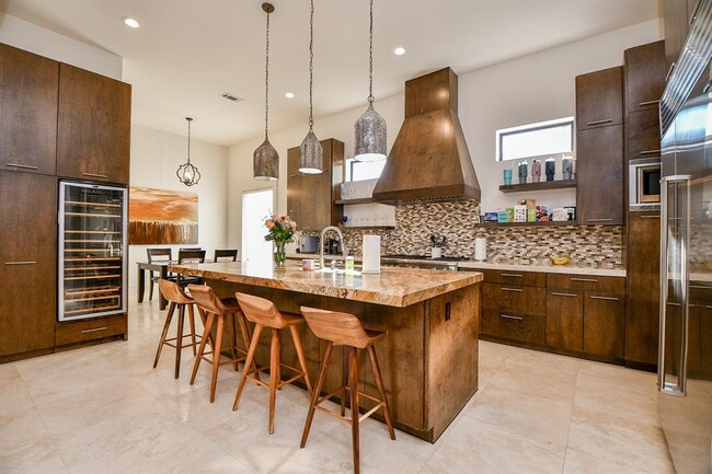 Building Photo - 3203 Blue Bonnet Blvd
