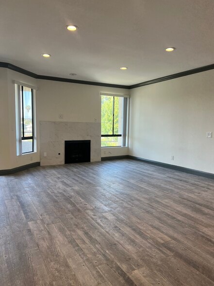 Building Photo - 13920 Moorpark St