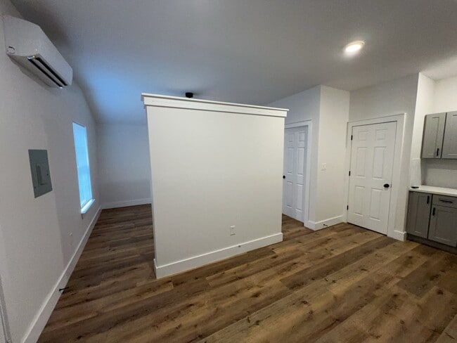 Building Photo - 224 Everton St