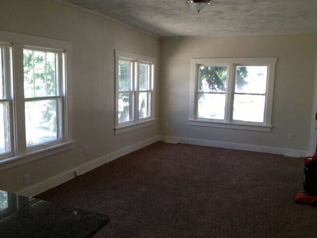Building Photo - 3 Bedroom Morton Meadows Home for Rent - Close to Everything!