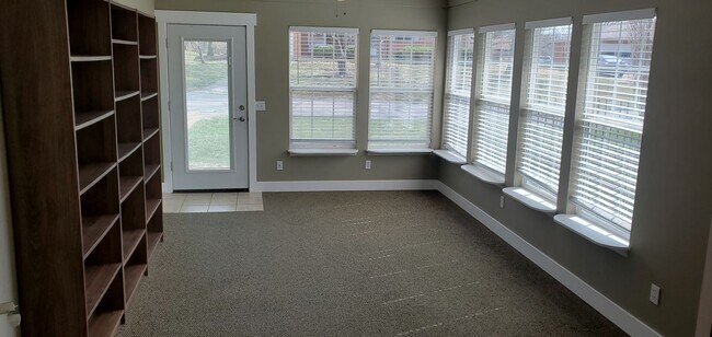 Building Photo - 4 bd, 2 ba, old SW Columbia, corner lot, great shape, fenced, hardwoods, W/D