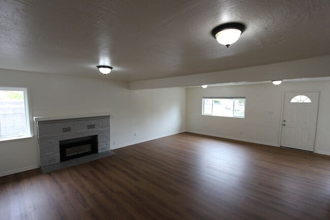 Building Photo - 4 bedroom Sunnyside Home