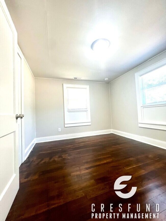 Building Photo - Bright and Cozy Cottage Style 2 Bedroom 1 Bath! Right off Ramsey Street