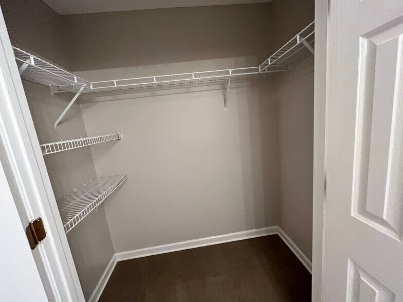 Building Photo - 2464 Stratford Crossing Dr