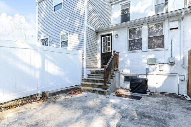 Building Photo - 551 Summit St