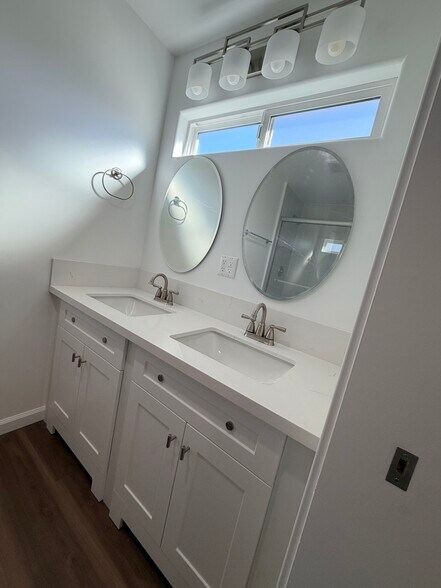 Bedroom 1 bathroom - 10233 Collett Ave