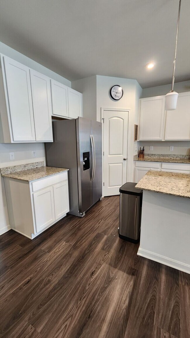 Building Photo - Spacious 4 Beds 3 Baths in Shelbyville