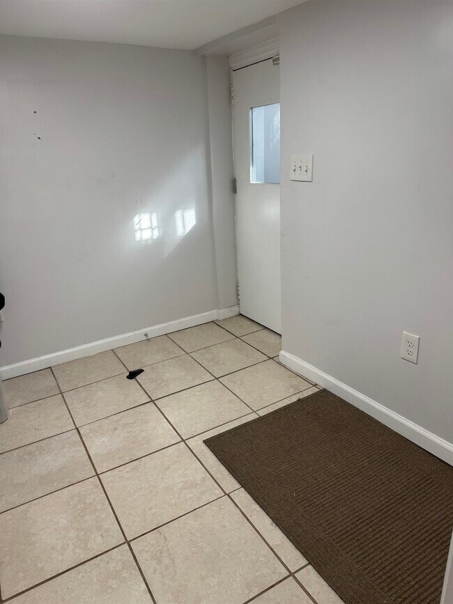 Building Photo - 395 Cator Ave