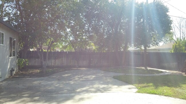 Building Photo - Recently updated home with modern amenitie...