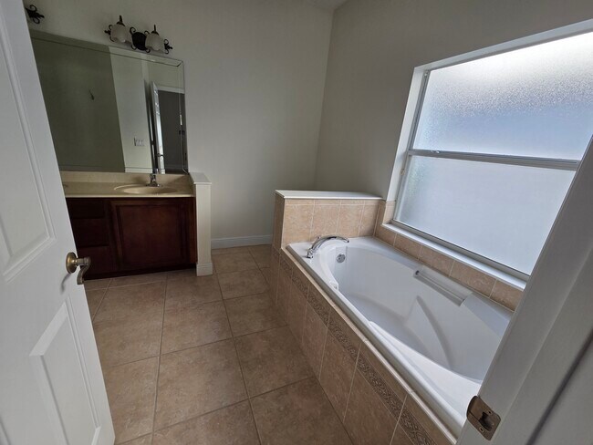 Building Photo - 2819 Roseglen Way